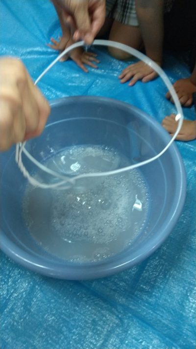 小学部実験  ～いろんなかたちのしゃぼんだま～